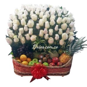 Canasta con fruta y rosas flores en cali